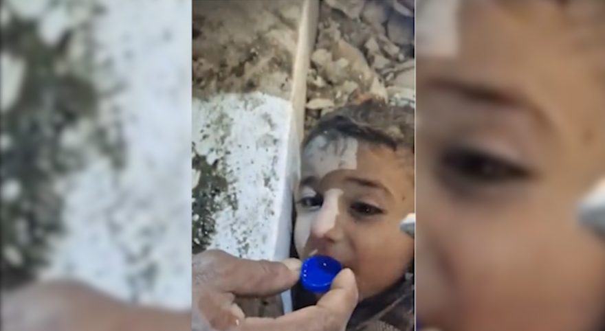 Na Turquia, criança recebe água em tampa de garrafa ainda presa em escombros