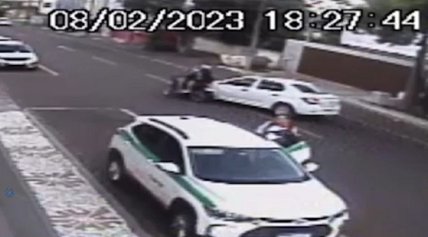 Câmera flagra acidente que deixou motociclistas feridos na rua Treze de Maio