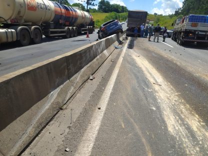 Colisão envolvendo 6 veículos deixa feridos na BR-376 Imagem referente a Colisão envolvendo 6 veículos deixa feridos na BR-376