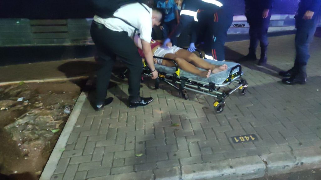Jovem é atendida pelo Samu após desmaios em via pública no centro de Cascavel Jovem é atendida pelo Samu após desmaios em via pública no centro de Cascavel