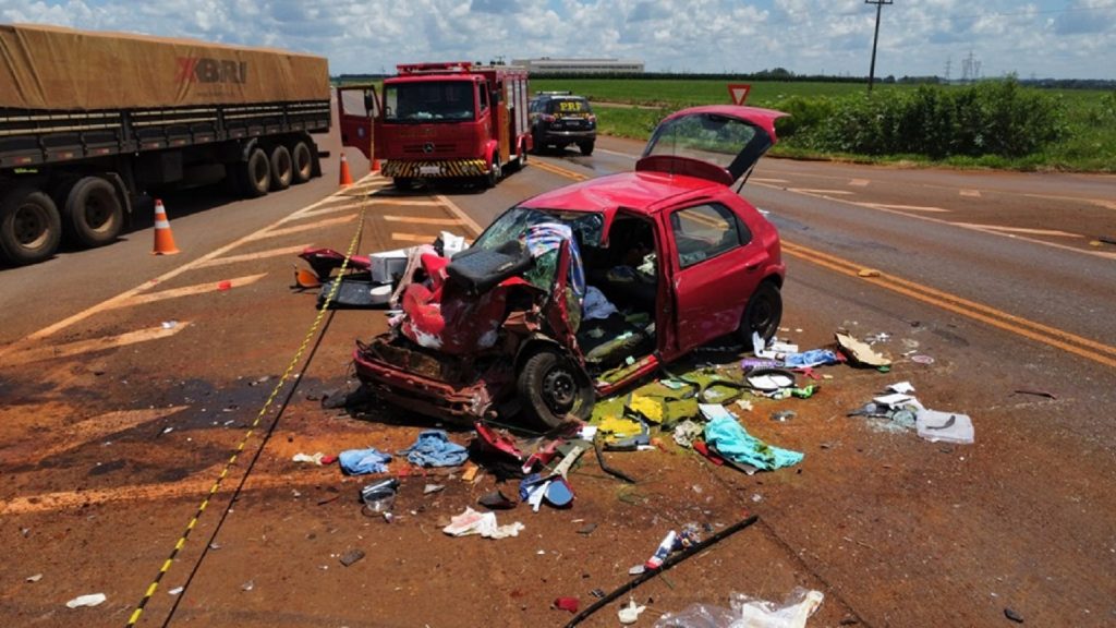 Condutora fica gravemente ferida em colisão entre carro e caminhão em Campo Mourão Condutora fica gravemente ferida em colisão entre carro e caminhão em Campo Mourão