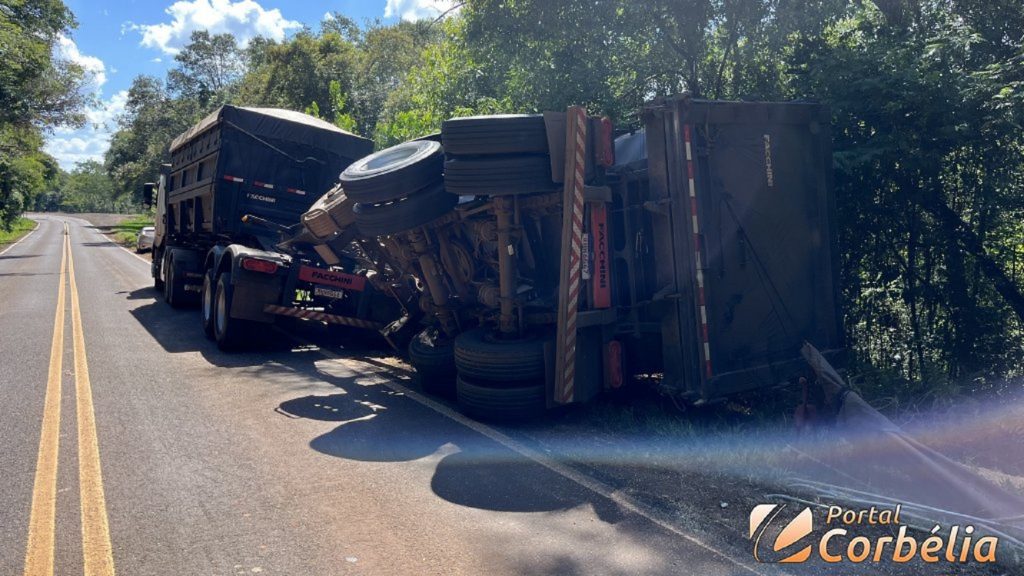 Acidente com carreta bitrem é registrado na rodovia PR-573 em Corbélia Acidente com carreta bitrem é registrado na rodovia PR-573 em Corbélia