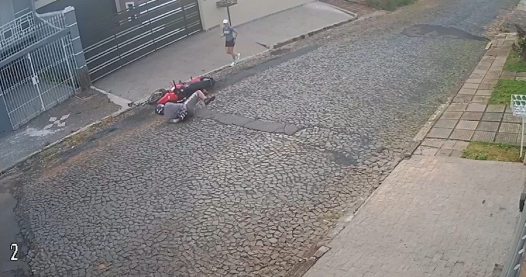 Homem assedia mulher, cai da moto e é indiciado por importunação sexual; veja o vídeo Homem assedia mulher, cai da moto e é indiciado por importunação sexual; veja o vídeo
