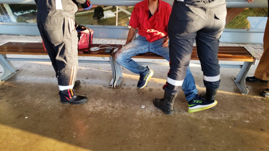 Jovem entra em coletivo para fugir de agressão e é atendido ao desembarcar ferido no centro Jovem entra em coletivo para fugir de agressão e é atendido ao desembarcar ferido no centro