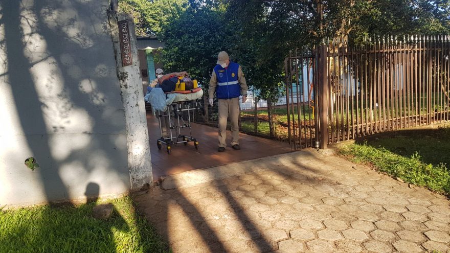 Homem sofre queda de dois metros e meio de altura e precisa ser socorrido