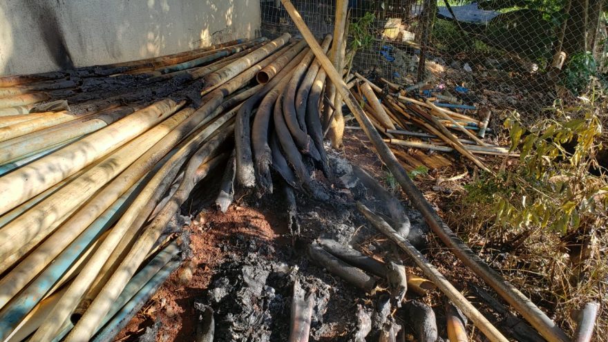 Incêndio em vegetação se espalha para materiais e provoca fumaça densa no Universitário