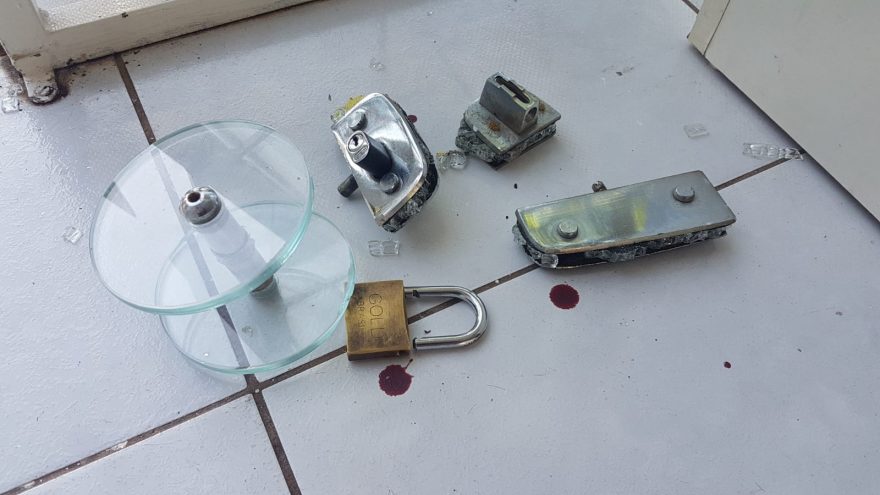 Ladrões arrombam porta de empresa no Centro