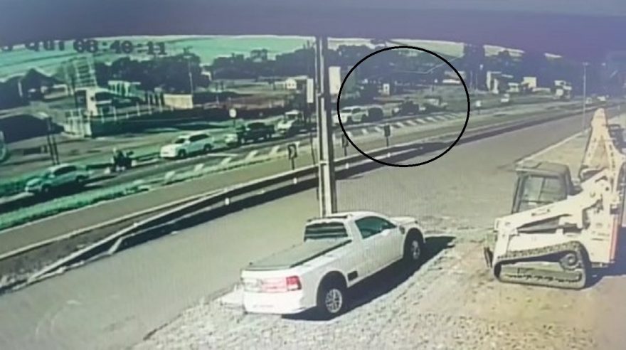 Câmera registra engavetamento na BR-277