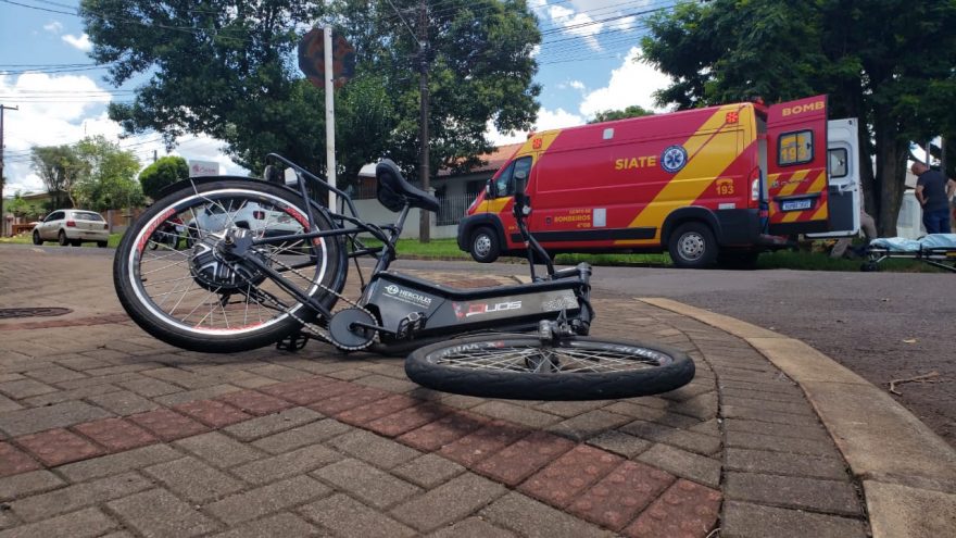 ‘Garfo’ da bicicleta quebra e jovem cai de cara no chão, ficando ferido