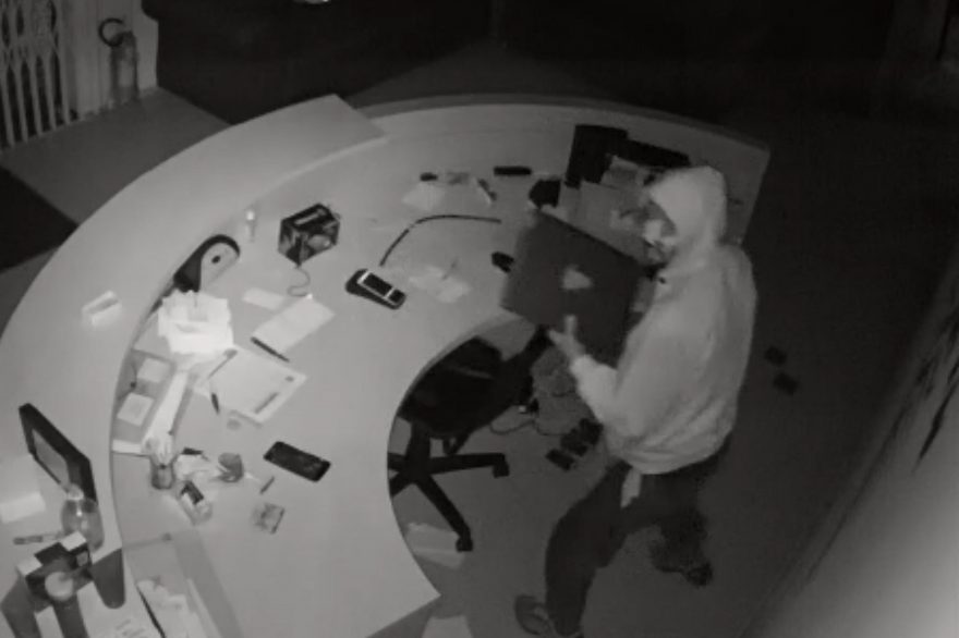 Vídeo mostra ladrão arrombando empresa e deixando R$ 30 mil em prejuízos