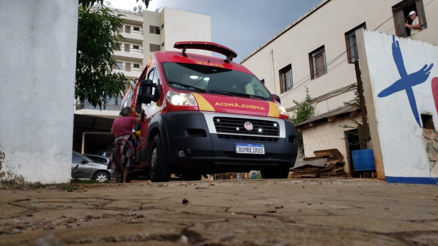 Idosa sofre suspeita de fratura na perna e é socorrida pelo Siate
