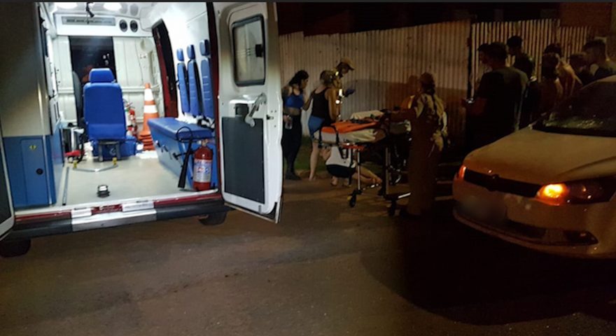 Equipes de Siate e Samu socorrem vítimas em forte colisão entre carro e bicicleta no Alto Alegre