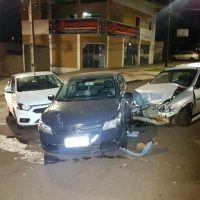 Imagem referente a Colisão entre três carros mobiliza Corpo de Bombeiros ao Santa Felicidade