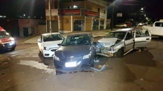 Colisão entre três carros mobiliza Corpo de Bombeiros ao Santa Felicidade