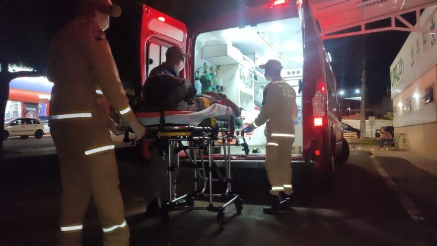 Motociclista fica ferido ao colidir com ciclista na Avenida Piquiri