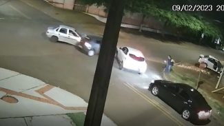 Câmera flagra colisão de trânsito que envolveu três carros no Santa Felicidade