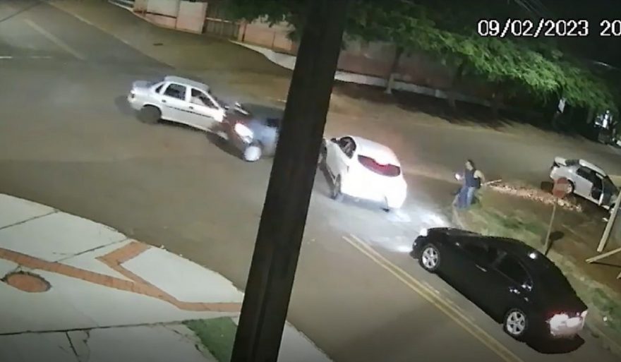 Câmera flagra colisão de trânsito que envolveu três carros no Santa Felicidade