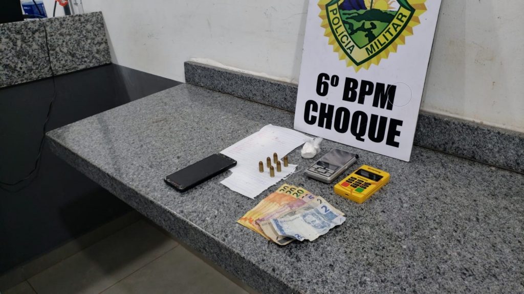 Choque detém suspeito de tráfico de drogas no Conjunto Riviera Choque detém suspeito de tráfico de drogas no Conjunto Riviera
