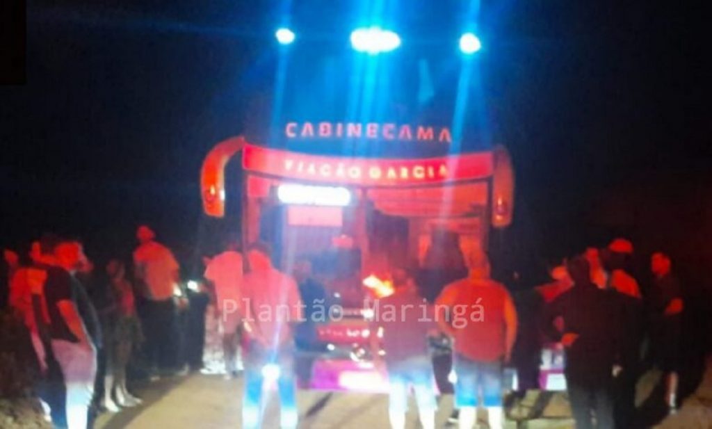Piratas do asfalto: ônibus é parado a tiros durante roubo na região de Maringá Piratas do asfalto: ônibus é parado a tiros durante roubo na região de Maringá