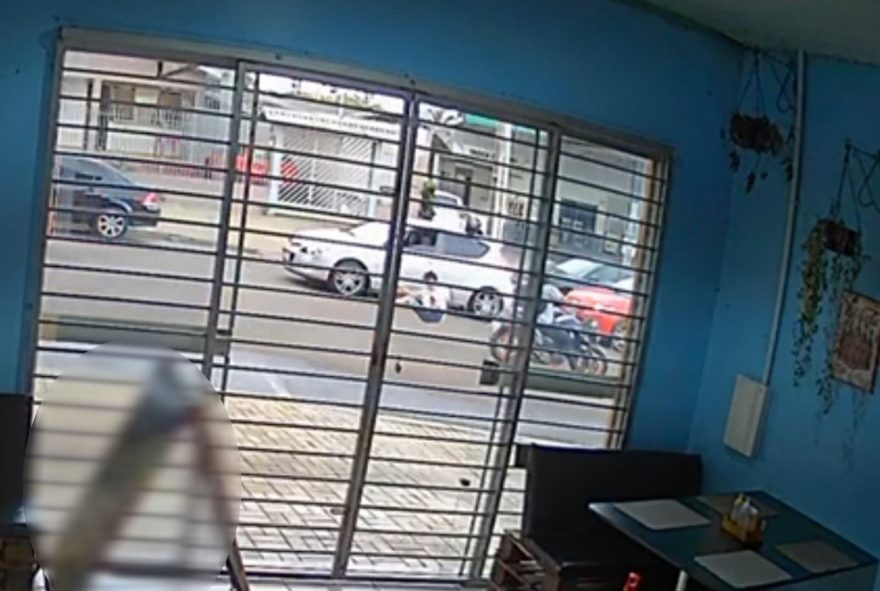 Impressionante: Vídeo mostra fortíssimo impacto em acidente onde mulher foi atropelada por moto