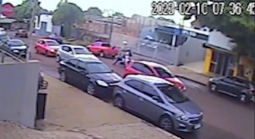Grave acidente no São Cristóvão: Após forte colisão com pedestre, moto bateu contra meio-fio e motociclista foi atirado à calçada