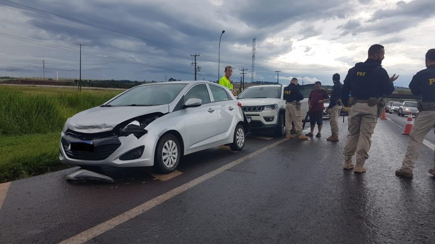 Caminhão causa engavetamento na BR-277 e foge do local