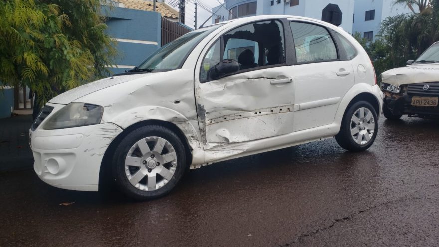 Fiat Uno e Citron C3 se envolvem em acidente na Neva