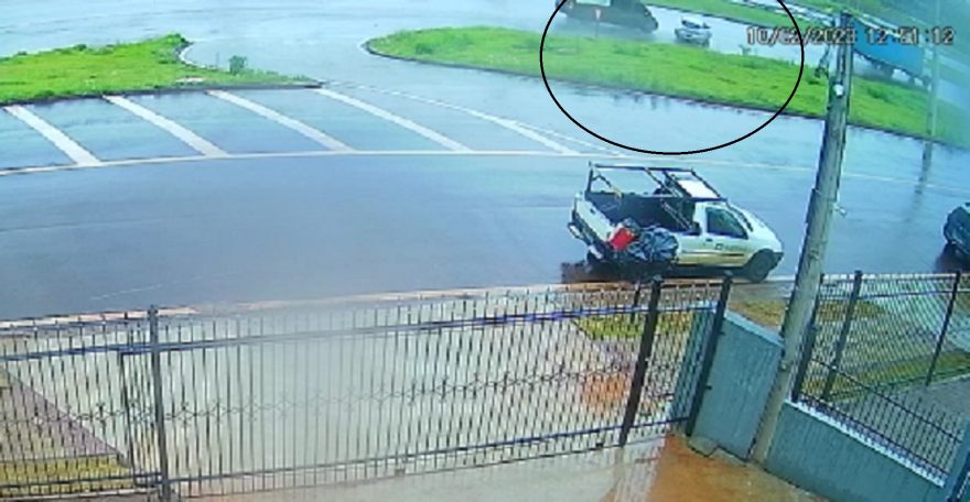 Câmera registra saída de pista seguida de capotamento na BR-467