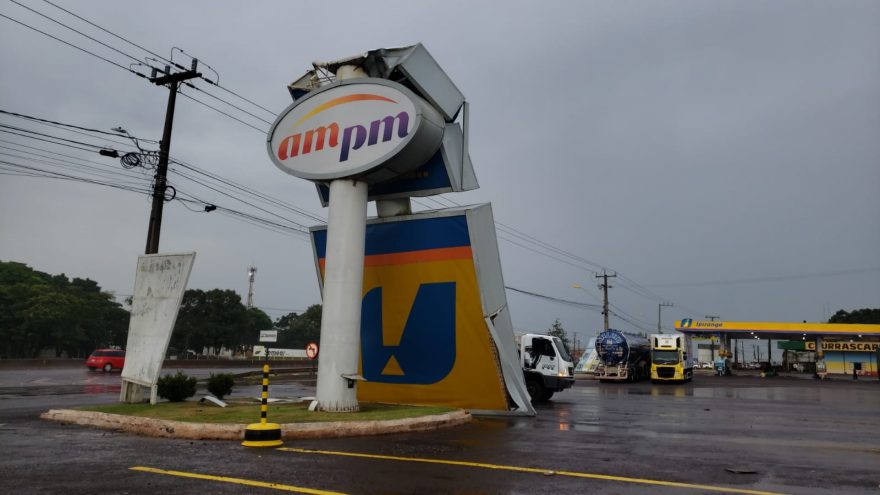 Fortes ventos derrubam painel sinalizador de posto de combustíveis na BR-277