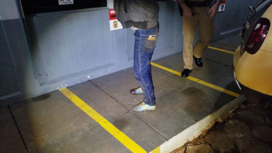 Condutor embriagado colide moto em carro estacionado e vai preso, em Braganey