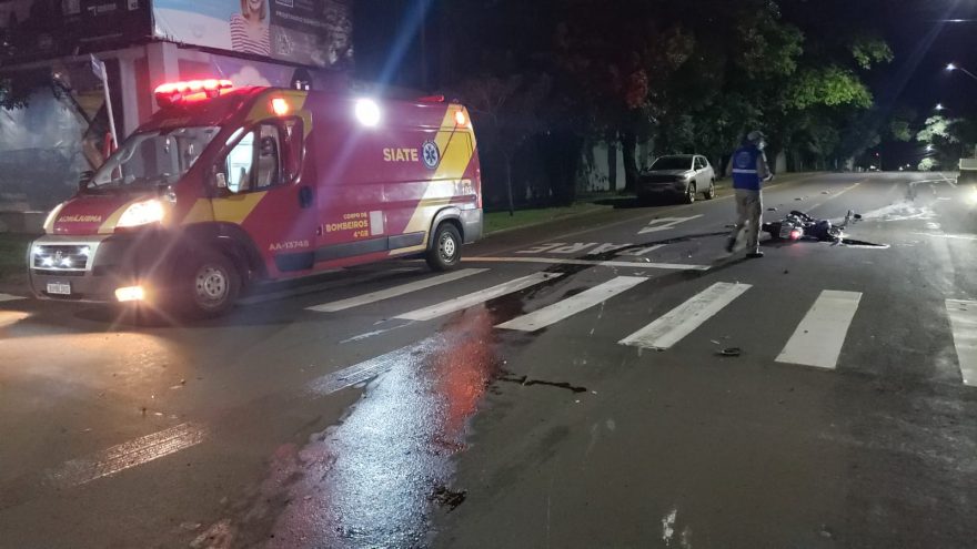 Motociclista fica ferido em acidente de trânsito no bairro Coqueiral; condutor do carro fugiu sem ajudar