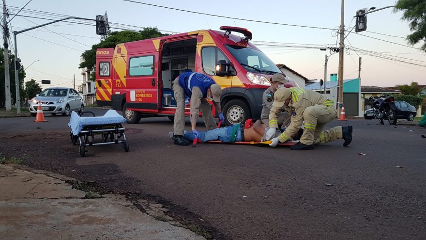 Jovem fratura o braço em acidente entre moto e carro no Coqueiral