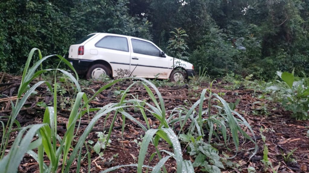 Veículo Gol é localizado em matagal no Cascavel Velho Veículo Gol é localizado em matagal no Cascavel Velho
