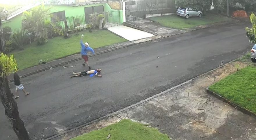 Vídeo: vítima de agressão levou garrafada enquanto estava desacordada