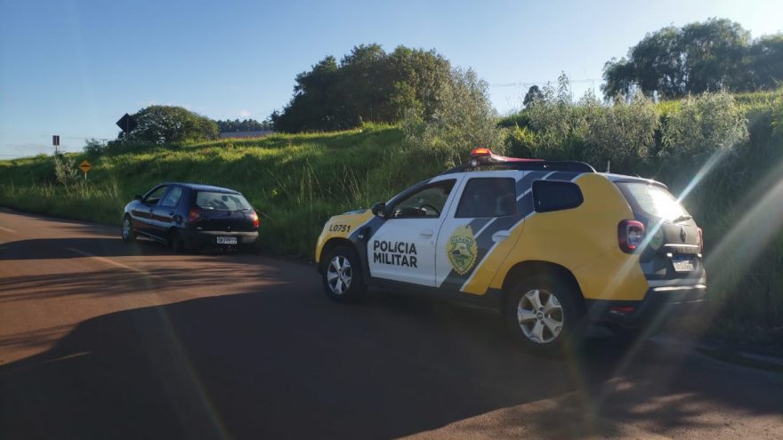 Palio com alerta de furto e depenado é encontrado abandonado no Morumbi