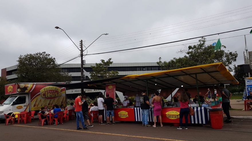 Mesmo com tempo nublado, feira do pequeno produtor reúne moradores em frente à prefeitura