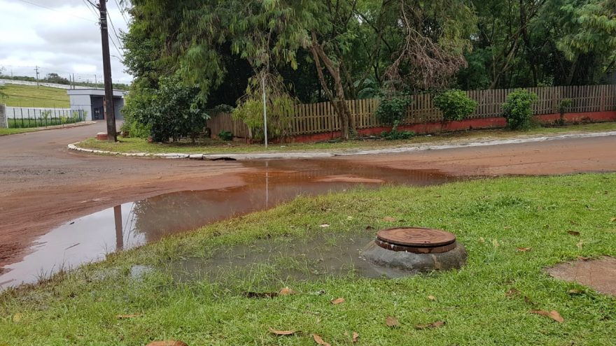 Moradores denunciam vazamento de esgoto no Universitário