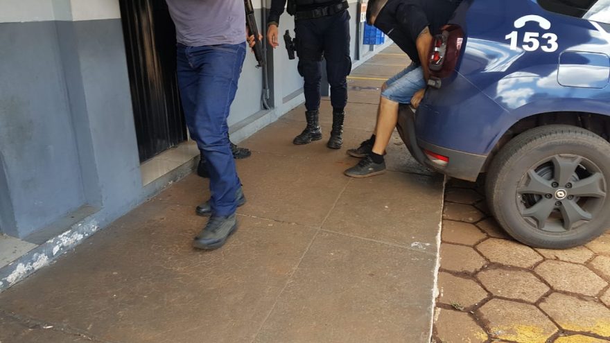 “Gênios do crime” são detidos tentando furtar peças em pátio da Polícia Civil