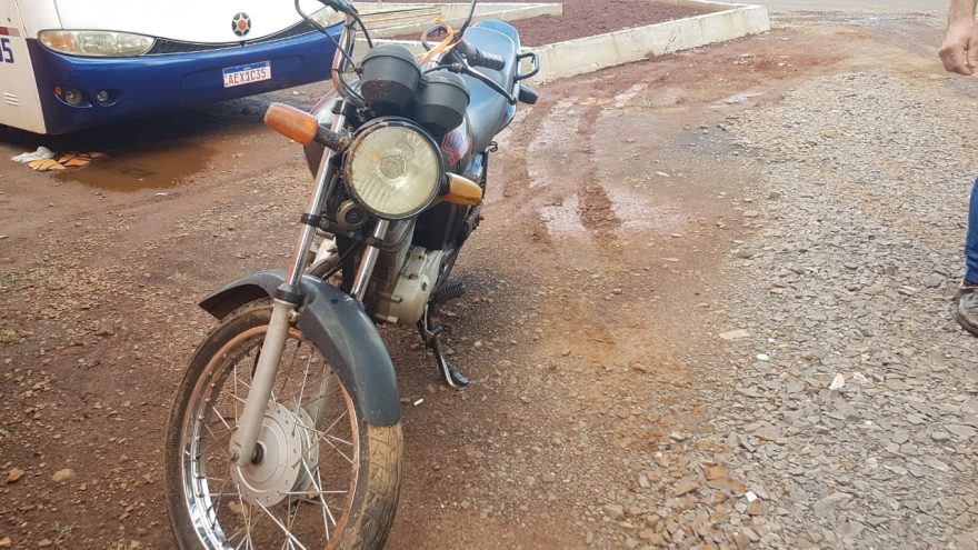 Motociclista fica ferido ao se envolver em acidente com ônibus nas margens da BR-277