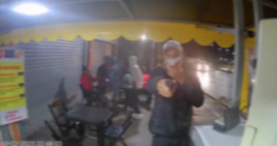 Cena de terror em barraca de cachorro-quente: assalto termina em tiro perigoso!