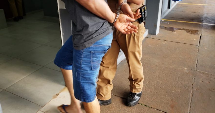 Homem em posse de drogas e arma de fogo é detido pela Polícia Militar no Santa Cruz