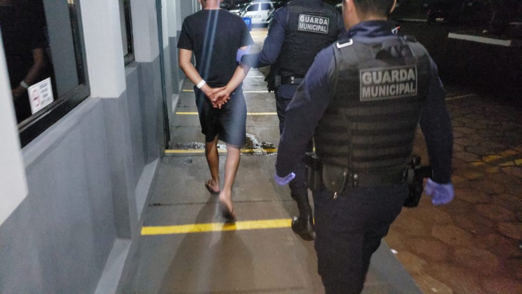 Homem invade a casa da ex-esposa e acaba detido no 14 de Novembro