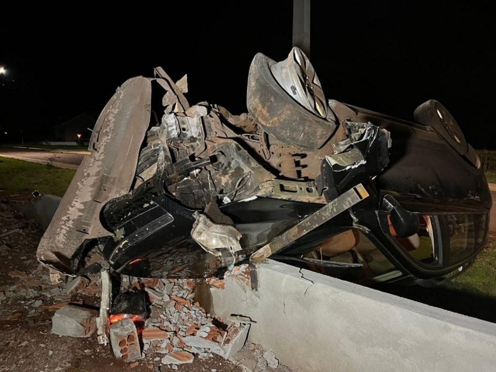 Veículo capota e condutor fica ferido em Nova Santa Rosa