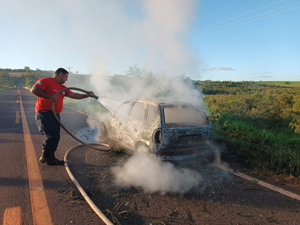 Corsa Wind é tomado pelas chamas na PR-490