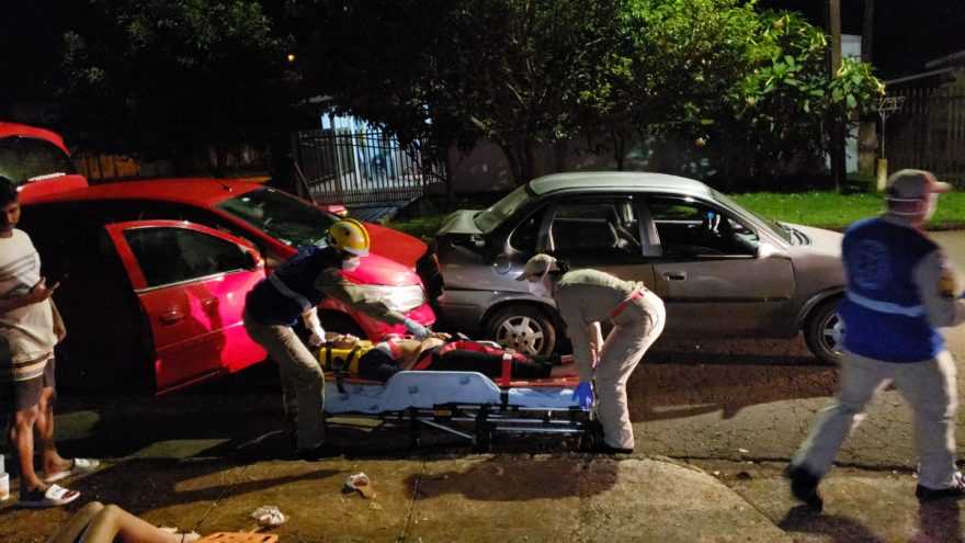 Colisão traseira deixa duas jovens feridas no Cascavel Velho