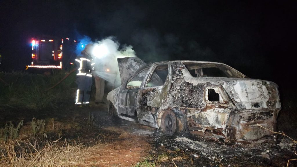 Veículo Siena fica destruído após incêndio na BR-277 Veículo Siena fica destruído após incêndio na BR-277