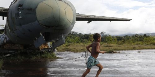 Militares trabalham durante a noite para reformar pista em TI Yanomami