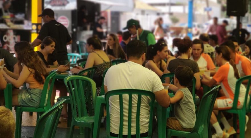 Feira do Teatro registra grande público neste domingo (12)