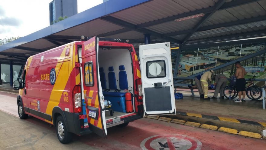 Menino de 14 anos fica ferido ao cair de bicicleta na Avenida Brasil