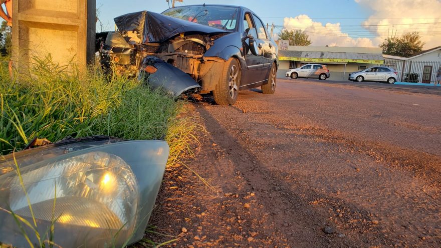Forte colisão entre carro e poste é registrada às margens da BR-277